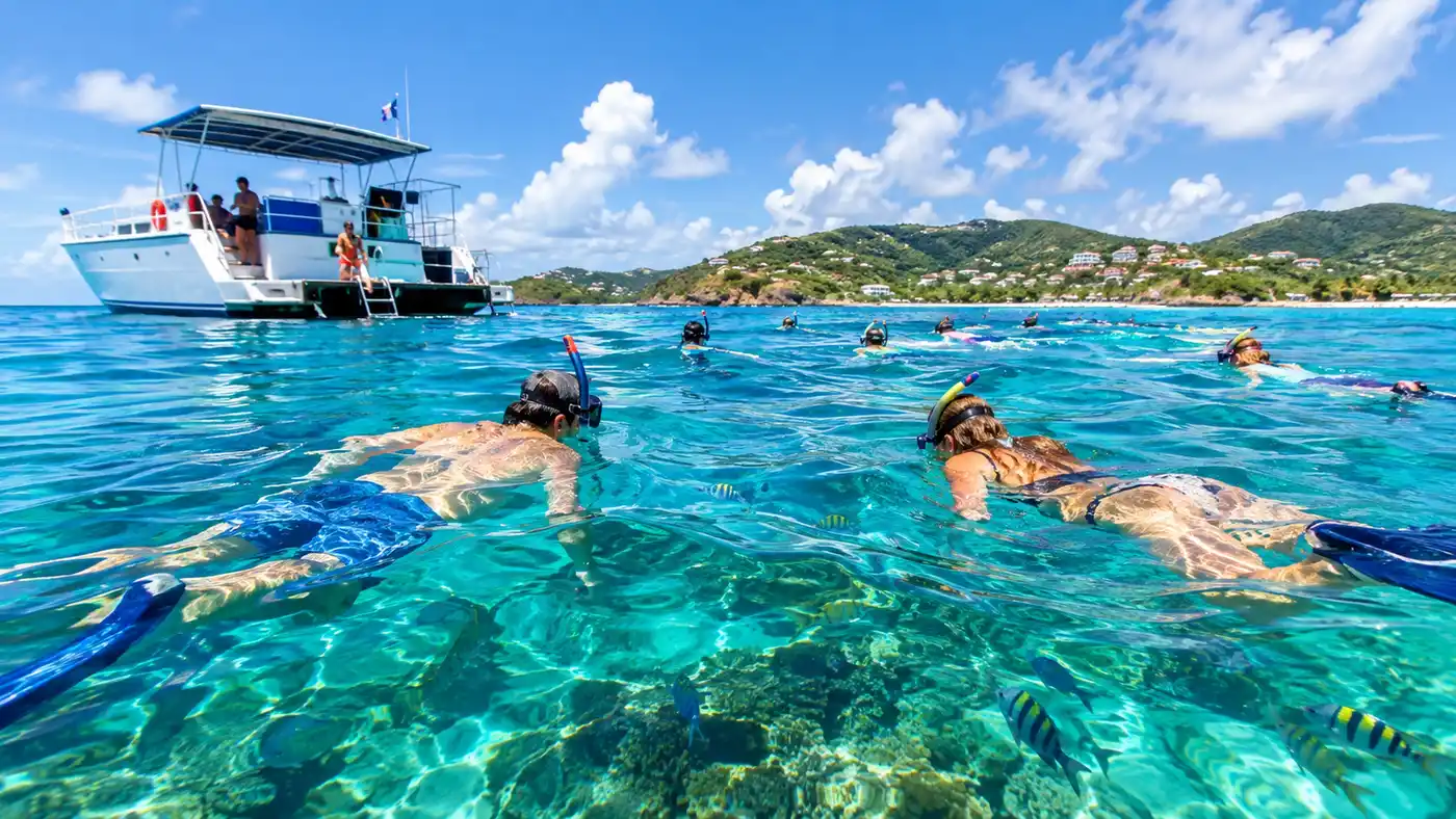 Alquileres privados de embarcaciones vs. excursiones grupales de snorkel: ¿cuál elegir?